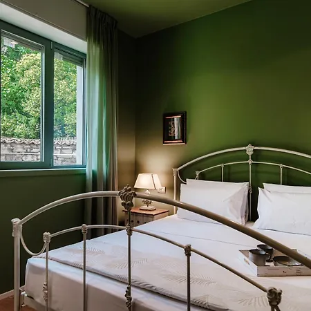 Three Colors - By Myhomeincomo Apartment Como